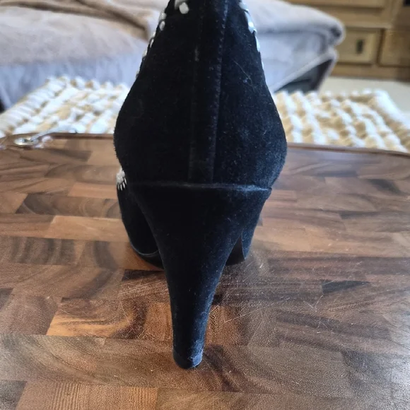 CHANEL Black and Gray Woven Trim Cap-Toe Heels - Picture 8 of 11